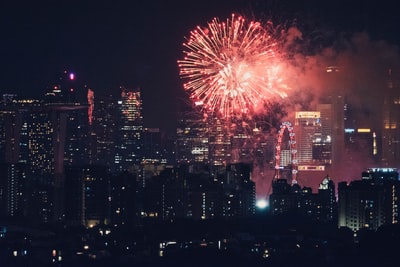 烟花在夜间高于城市
